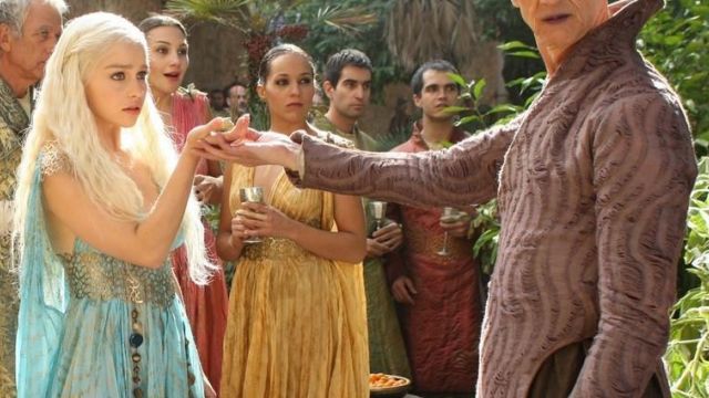 The blue dress of Daenerys Targaryen (Emilia Clarke) in Game of Thrones S02E04