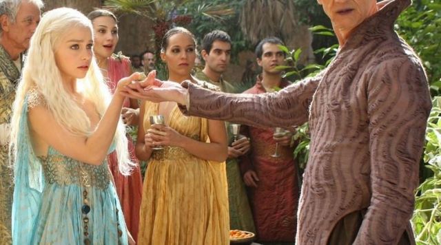 La robe bleue de Daenerys Targaryen (Emilia Clarke) dans Game of Thrones S02E04