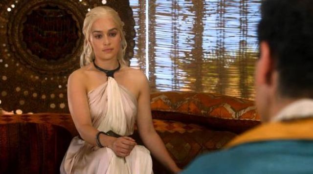 La robe blanche de Dae­ne­rys Tar­ga­ryen (Emi­lia Clarke) dans Game of Thrones S03