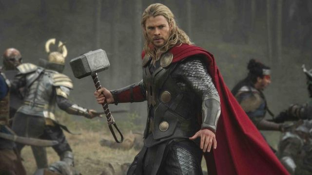 The hammer Mjöllnir of Thor (Chris Hemsworth) in Thor : the dark world, The