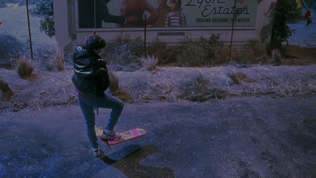 L'Hoverboard de Marty McFly (Michael J. Fox) dans Retour vers le futur 2