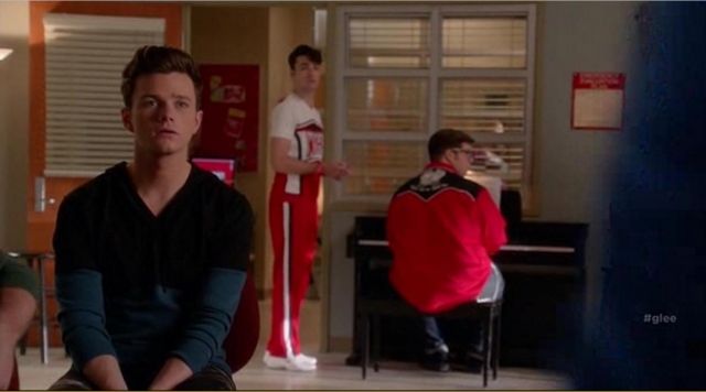 Le sweat bleu et noir de Kurt Hum­mel (Chris Col­fer) dans Glee S06E06