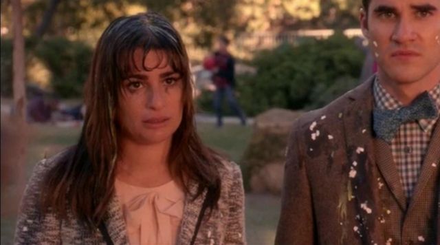 Le t-shirt avec nœud de Rachel berry (Lea Michele) dans Glee S06E07