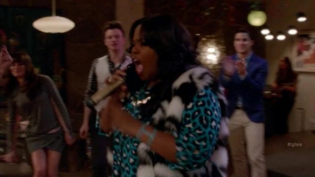 la veste en fausse fourrure de Mer­cedes Jones (Am­ber Ri­ley) dans Glee S06E07