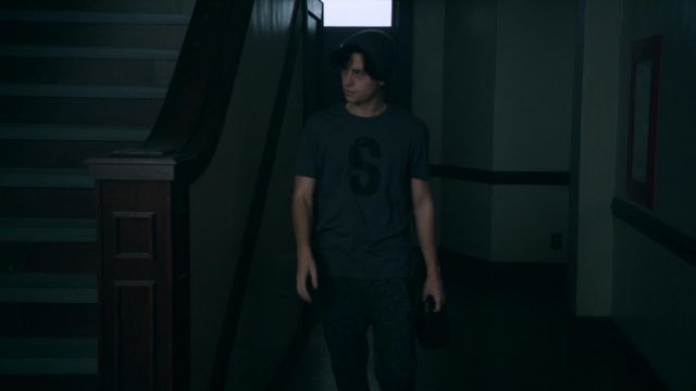Jughead Jones' (Cole Sprouse) H&M jogging stocking en Riverdale S01E07