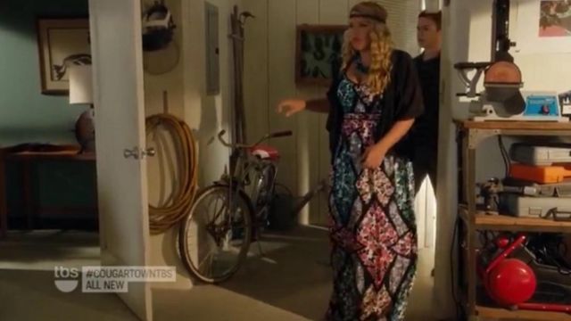 La robe longue de Lau­rie Kel­ler (Busy Phi­lipps) dans Cou­gar Town Glee S05E03