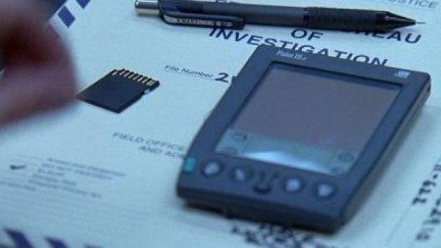 The PDA Palm III, Robert Hanssen (Chris Cooper) in a double Agent