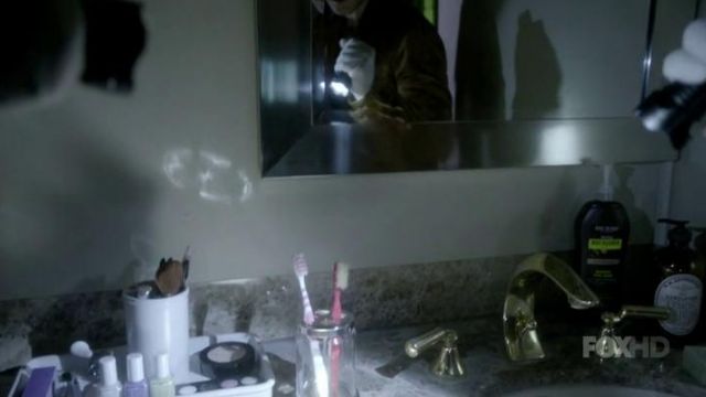 Feather McCarthy's (Tavi Gevinson) toothbrush in Scream Queens S01E07