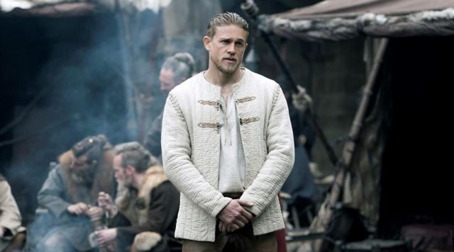 The jacket of king Arthur (Charlie Hunnam) in The king Arthur : The legend of Excalibur