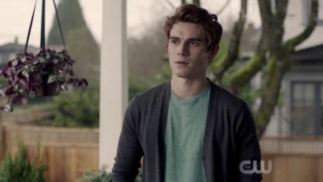 The green t-shirt of Archibald Andrews (K. J. Apa) in Riverdale S01E01