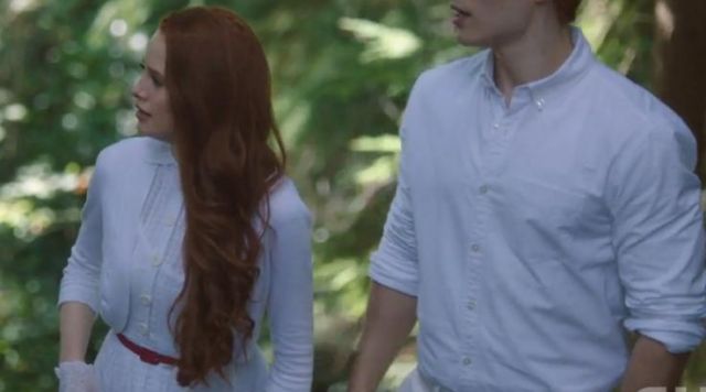 The cardigan white Cheryl Blossom (Madelaine Petsch) in Riverdale S01E03