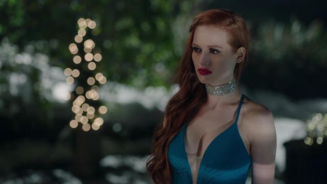 The necklace of the H&M Cheryl Blossom (Madelaine Petsch) in Riverdale S01E09