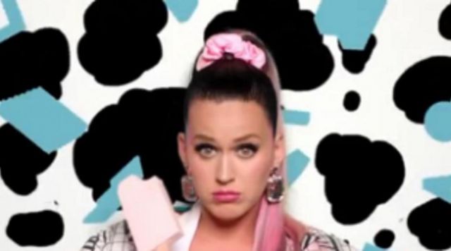 La banda elástica rosa de Katy Perry en el video musical Así es como lo hacemos