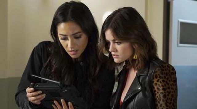The jacket in black leather and leopard of Aria Montgomery (Lucy Hale) in Pretty Little Liars S07E13