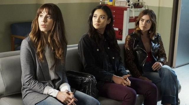 The biker jacket Laer leather and leopard of Aria Montgomery (Lucy Hale) in Pretty Little Liars S07E13