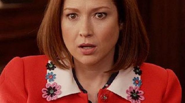 The red coat with flowers Mary Karantzou of Kimmy Schmidt (Ellie Kemper) in Unbreakable Kimmy Schmidt S03E13