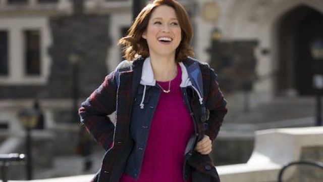 The sweater Lands' End pink Kimmy Schmidt (Ellie Kemper) in Unbreakable Kimmy Schmidt S03E04