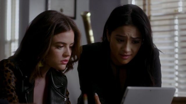 The necklace heart of Aria Montgomery (Lucy Hale) in Pretty Little Liars S07E13
