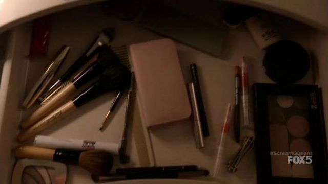 Paleta Z negra de Chanel Oberlin (Emma Roberts) en Scream Queens S01E02