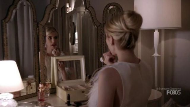 Chanel Oberlin's (Emma Roberts) MAC lipstick in Scream Queens S01E02