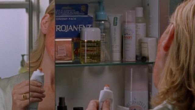 Samantha Jones' (Kim Cattrall) Clarins Huile Tonic body treatment in Sex And The City S05E05