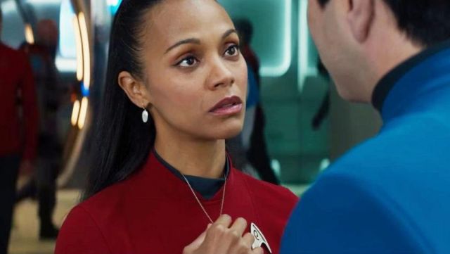 The necklace vulcain offered by Spok to Uhura (Zoe Saldana) in Star Trek without limits