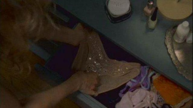 Carrie Bradshaw's (Sarah Jessica Parker) NARS loose powder in Sex And The City S04E02