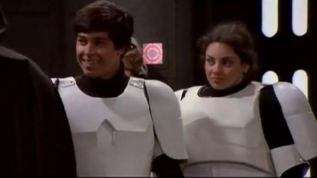 Le déguisement de Stormtrooper que porte Fez (Wilmer Valderrama) dans That 70's show
