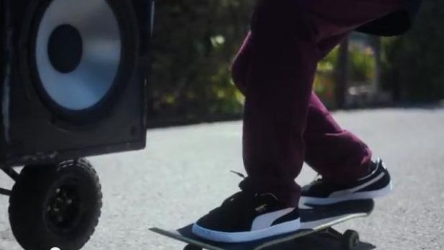 Les sneakers Puma Suede noires de SecondCity dans le clip I Wanna feel