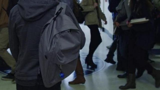 Le sac à dos gris Eastpak de Clay Jensen (Dylan Minnette) dans 13 Reasons Why S01E01