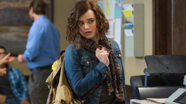 The jacket in the john Hannah Baker (Katherine Langford) in 13 Reasons Why S01E03