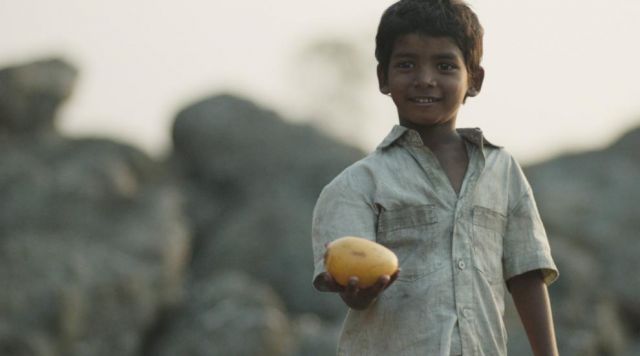 The white shirt of Saroo child (Sunny Pawar) in the movie Lion | Spotern