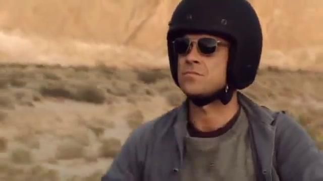 Sunglasses AO Eyewear of Robbie Williams in the clip Bodies