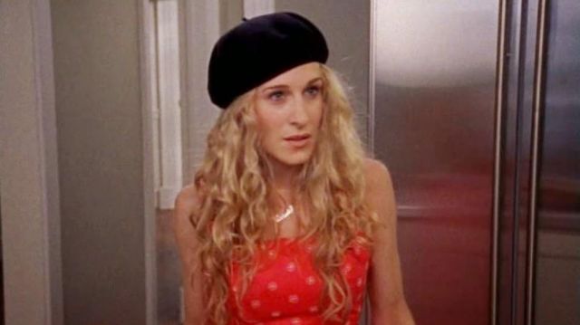 The beret black Carrie Bradshaw (Sarah Jessica Parker) in Sex and The City (S02E12)