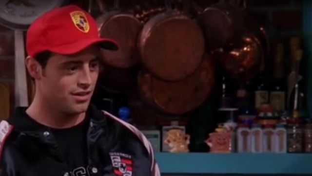 la casquette Porsche de Joey Tribianni (Matt Leblanc) dans Friends S06E05