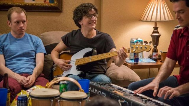 La basse Fender de Gus Cruikshank (Paul Rust) dans Love saison 1