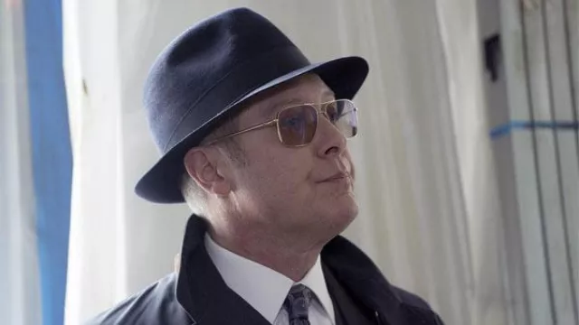 Les lunettes à verres fumés portées par Raymond Reddington (James Spader) dans la série The Blacklist (Saison 3 Episode 23)