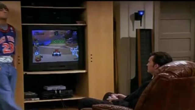 The playstation of Chandler Bing (Matthew Perry) in Friends S07E01