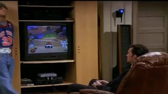 Le jeux vidéo Playstation Crash Team Racing de Chandler Bing (Matthew Perry) Dans Friends S07E01