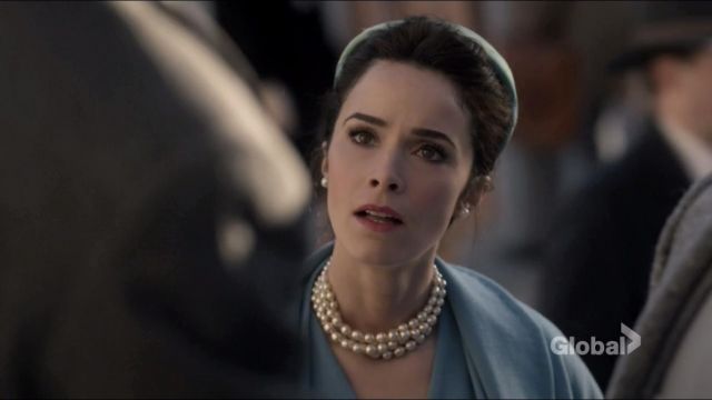 Les boucles d'oreille en perle de Lucy Preston (Abigail Spencer) dans Timeless S01E16