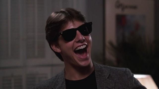 Les lunettes de soleil Ray Ban Wayfarer de Joel Goodson (Tom Cruise) dans Risky Business