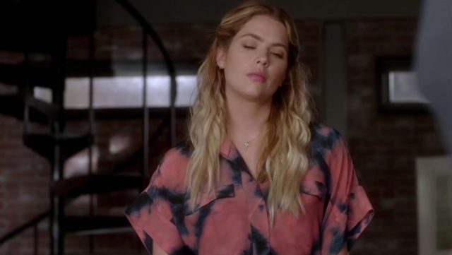 La robe rose et bleue IRO de Hanna Marin (Ashley Benson) dans Pretty Little Liars S07E18
