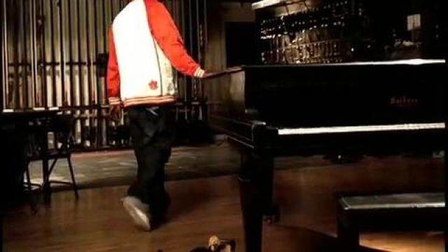 The piano of Akon in the clip Lonely