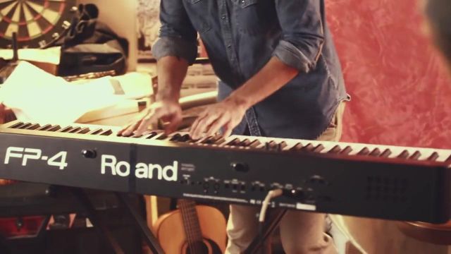 The piano Roland fp seen in the clip Call me maybe of Carly Rae Jepsen