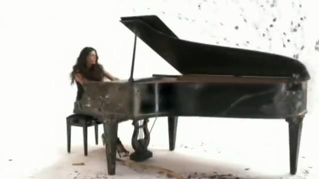 The piano of Pauline in the clip Allo the world