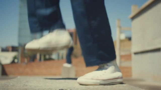 Les sneakers Converse dans le clip Makeba de Jain