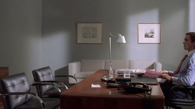 La lampe de bureau dans le bureau de Patrick Bateman (Christian Bale) dans American Psycho