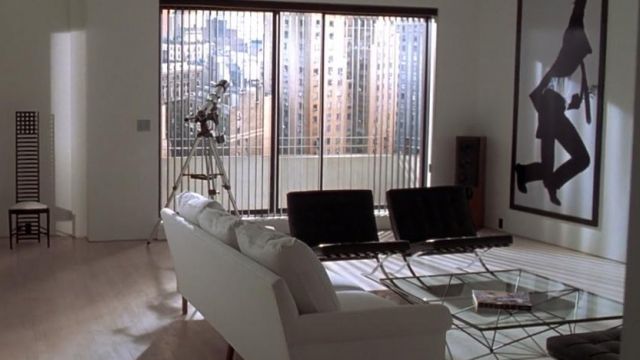 Les fauteuils Barcelona de Patrick Bateman (Christian Bale) dans American Psycho