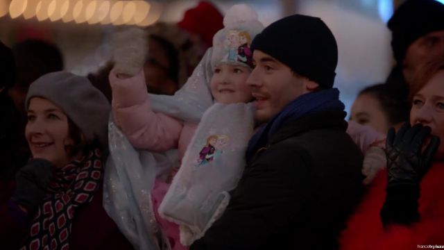 L'écharpe Disney de Salomé dans Fais pas ci, Fais pas ça