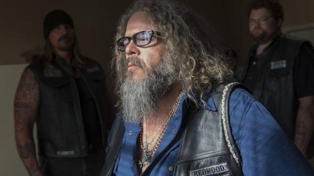 The blue shirt with the pressure of Bobby "Elvis" Munson (Mark Boone Junior) Sons of Anarchy S06E01